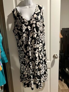 Danny & Nicole Black and White Floral V-Neck Midi Dress